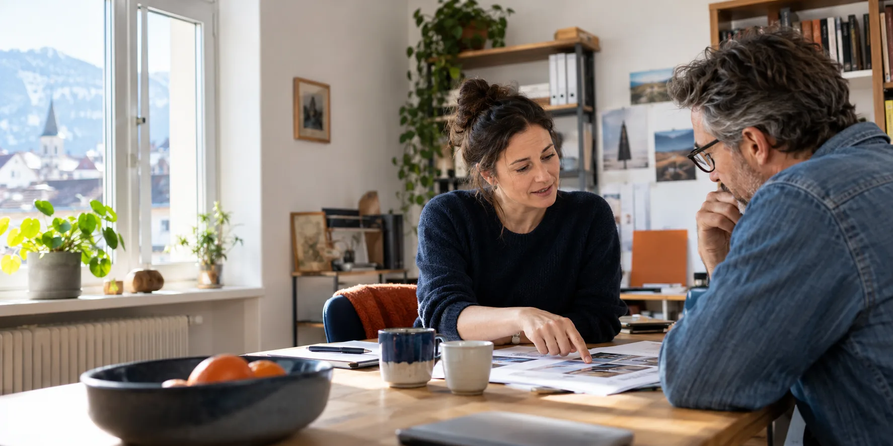 Selbstständige besprechen gemeinsam einen Websiteentwurf